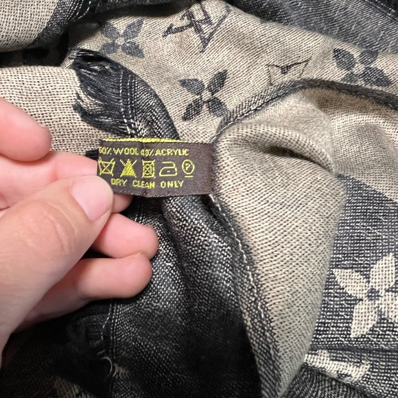 Louis Vuitton Scarf - Picture 5 of 5